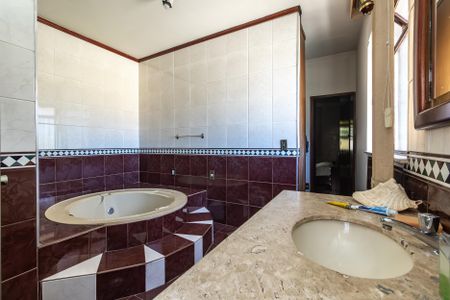 Casa à venda com 574m², 8 quartos e 8 vagas Casa à venda com 574m², 8 quartos e 8 vagasBanheiro da Suíte 1