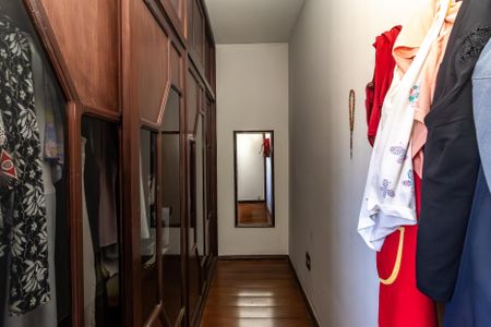 Casa à venda com 574m², 8 quartos e 8 vagas Casa à venda com 574m², 8 quartos e 8 vagasCloset