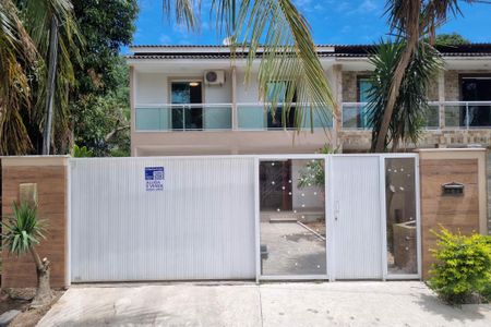 Casa à venda com 247m², 4 quartos e 2 vagasFachada