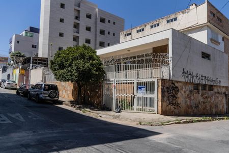 Casa à venda com 210m², 5 quartos e 4 vagas Casa à venda com 210m², 5 quartos e 4 vagasFachada