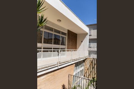 Casa à venda com 210m², 5 quartos e 4 vagas Casa à venda com 210m², 5 quartos e 4 vagasEntrada
