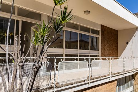 Casa à venda com 210m², 5 quartos e 4 vagas Casa à venda com 210m², 5 quartos e 4 vagasEntrada