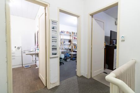 Casa à venda com 298m², 4 quartos e 3 vagas Casa à venda com 298m², 4 quartos e 3 vagasCorredor