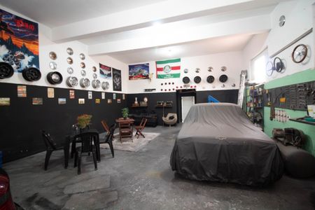 Casa à venda com 250m², 1 quarto e 5 vagas Casa à venda com 250m², 1 quarto e 5 vagasGaragem