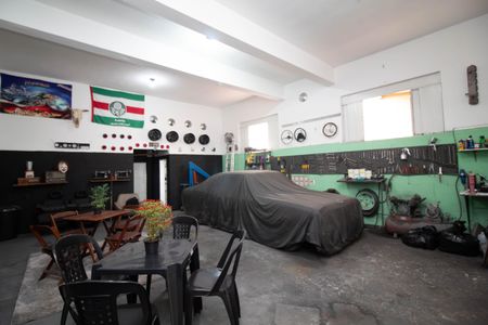 Casa à venda com 250m², 1 quarto e 5 vagas Casa à venda com 250m², 1 quarto e 5 vagasGaragem