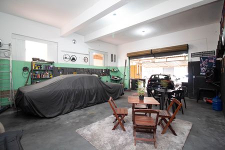 Casa à venda com 250m², 1 quarto e 5 vagas Casa à venda com 250m², 1 quarto e 5 vagasGaragem