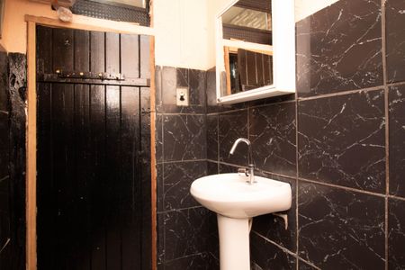 Casa à venda com 250m², 1 quarto e 5 vagas Casa à venda com 250m², 1 quarto e 5 vagasBanheiro