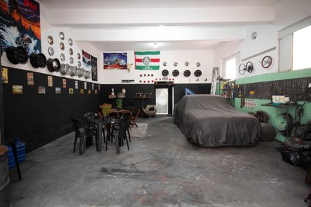 Casa à venda com 250m², 1 quarto e 5 vagas Casa à venda com 250m², 1 quarto e 5 vagasGaragem