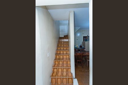 Casa para alugar com 110m², 2 quartos e 1 vaga Casa para alugar com 110m², 2 quartos e 1 vagaEscada