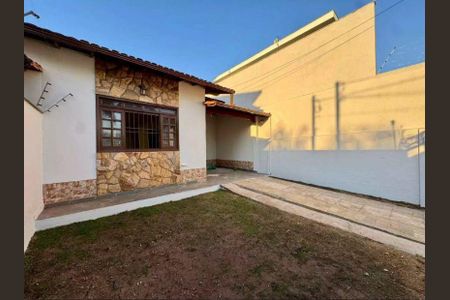 Casa à venda com 210m², 4 quartos e 2 vagas Casa à venda com 210m², 4 quartos e 2 vagasFachada