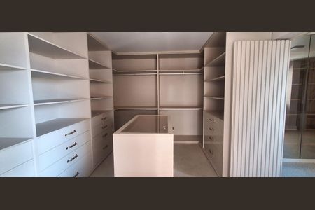 Apartamento à venda com 242m², 4 quartos e 4 vagasCloset
