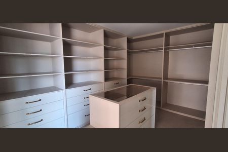 Apartamento à venda com 242m², 4 quartos e 4 vagasCloset