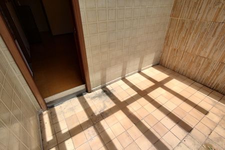 Casa à venda com 200m², 3 quartos e 2 vagas Casa à venda com 200m², 3 quartos e 2 vagasVaranda