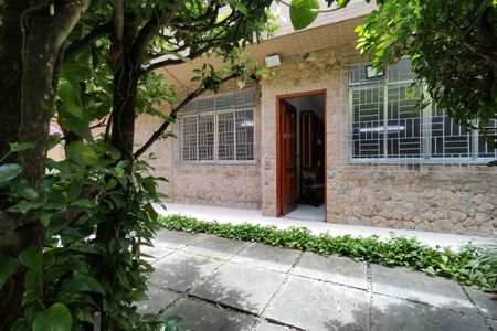 Casa à venda com 200m², 3 quartos e 2 vagas Casa à venda com 200m², 3 quartos e 2 vagasQuintal