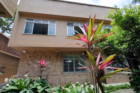 Casa à venda com 200m², 3 quartos e 2 vagas Casa à venda com 200m², 3 quartos e 2 vagasFachada