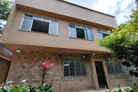 Casa à venda com 200m², 3 quartos e 2 vagas Casa à venda com 200m², 3 quartos e 2 vagasFachada