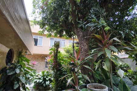 Casa à venda com 200m², 3 quartos e 2 vagas Casa à venda com 200m², 3 quartos e 2 vagasQuintal