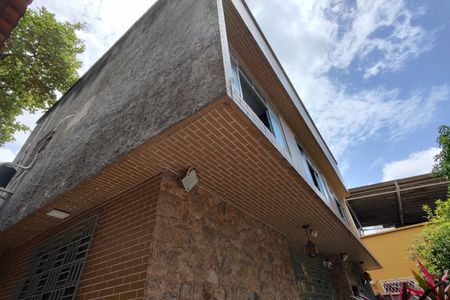 Casa à venda com 200m², 3 quartos e 2 vagas Casa à venda com 200m², 3 quartos e 2 vagasFachada