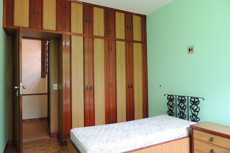 Casa à venda com 200m², 3 quartos e 2 vagasQuarto 2 - Armários