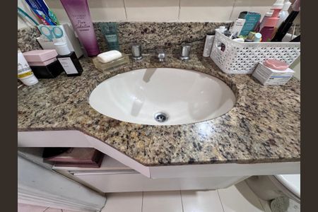 Casa de condomínio à venda com 116m², 4 quartos e 1 vagaSuíte 1 - Banheiro