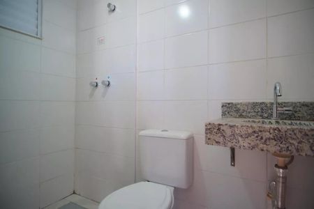 Banheiro  de apartamento à venda com 2 quartos, 49m² em Humaitá, Porto Alegre