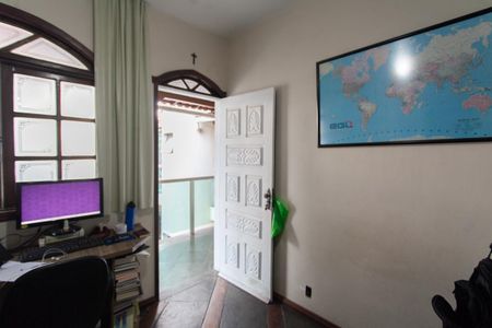 Casa à venda com 220m², 2 quartos e 2 vagasEscritório