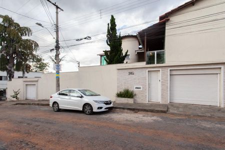 Casa à venda com 220m², 2 quartos e 2 vagasFachada