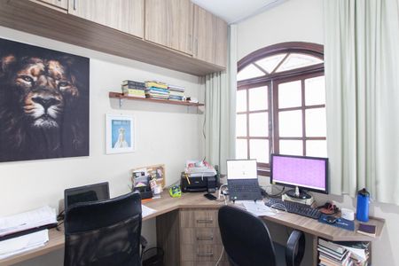 Casa à venda com 220m², 2 quartos e 2 vagasEscritório