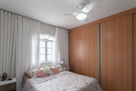 Casa à venda com 220m², 2 quartos e 2 vagasSuíte