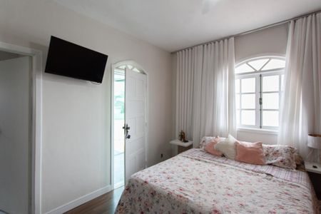 Casa à venda com 220m², 2 quartos e 2 vagasSuíte