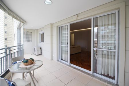 Apartamento à venda com 126m², 2 quartos e 2 vagas Apartamento à venda com 126m², 2 quartos e 2 vagasVaranda