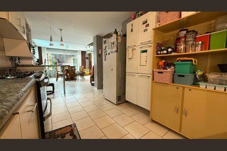 Casa para alugar com 435m², 6 quartos e 4 vagasCozinha - Armários