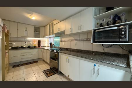 Casa para alugar com 435m², 6 quartos e 4 vagasCozinha - Armários