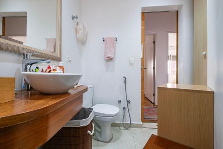 Apartamento para alugar com 250m², 3 quartos e 2 vagas Apartamento para alugar com 250m², 3 quartos e 2 vagasBanheiro Social 1