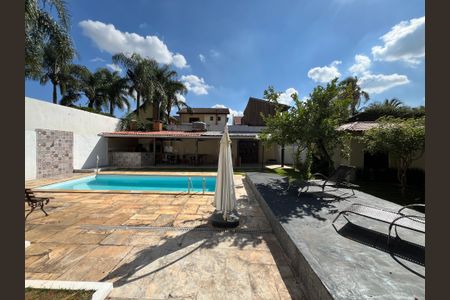 Casa de condomínio para alugar com 915m², 5 quartos e 4 vagas Casa de condomínio para alugar com 915m², 5 quartos e 4 vagasÁrea externa