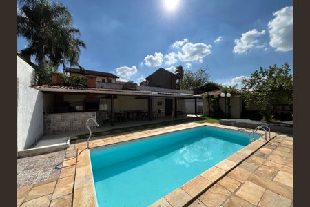 Casa de condomínio para alugar com 915m², 5 quartos e 4 vagas Casa de condomínio para alugar com 915m², 5 quartos e 4 vagasÁrea externa