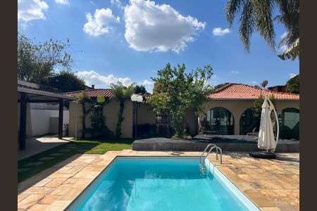 Casa de condomínio para alugar com 915m², 5 quartos e 4 vagas Casa de condomínio para alugar com 915m², 5 quartos e 4 vagasÁrea externa