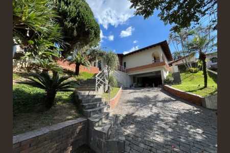 Casa de condomínio para alugar com 915m², 5 quartos e 4 vagas Casa de condomínio para alugar com 915m², 5 quartos e 4 vagasFachada