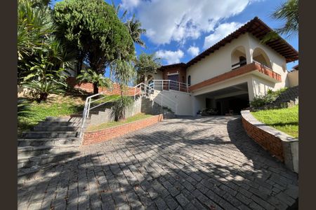 Casa de condomínio para alugar com 915m², 5 quartos e 4 vagas Casa de condomínio para alugar com 915m², 5 quartos e 4 vagasFachada