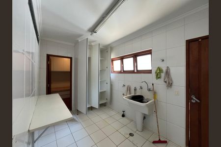 Casa de condomínio para alugar com 915m², 5 quartos e 4 vagas Casa de condomínio para alugar com 915m², 5 quartos e 4 vagasÁrea de serviço