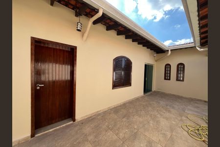 Casa de condomínio para alugar com 915m², 5 quartos e 4 vagas Casa de condomínio para alugar com 915m², 5 quartos e 4 vagasÁrea externa