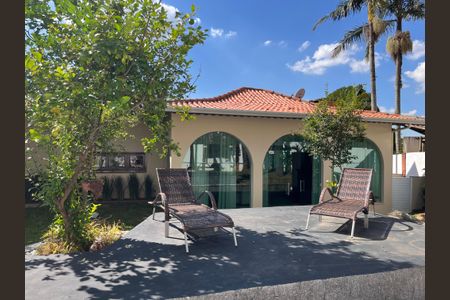 Casa de condomínio para alugar com 915m², 5 quartos e 4 vagas Casa de condomínio para alugar com 915m², 5 quartos e 4 vagasÁrea externa