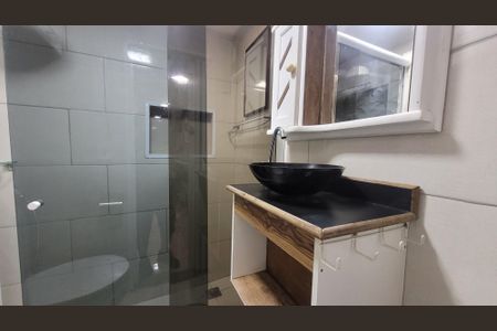 Banheiro de kitnet/studio para alugar com 1 quarto, 30m² em Bento Ribeiro, Rio de Janeiro