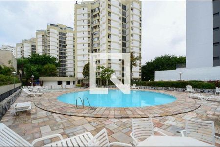 Apartamento à venda com 167m², 4 quartos e 2 vagas Apartamento à venda com 167m², 4 quartos e 2 vagasÁrea comum - Piscina