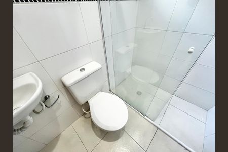 Banheiro de casa de condomínio para alugar com 1 quarto, 55m² em Parque Peruche, São Paulo