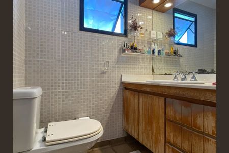 Apartamento à venda com 205m², 3 quartos e 2 vagasBanheiro da Suíte 1