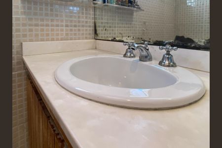 Apartamento à venda com 205m², 3 quartos e 2 vagasBanheiro da Suíte 1