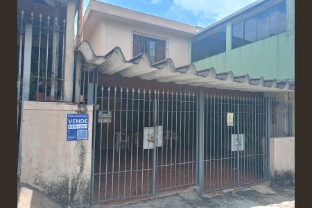 Casa à venda com 115m², 2 quartos e 2 vagas Casa à venda com 115m², 2 quartos e 2 vagasFachada