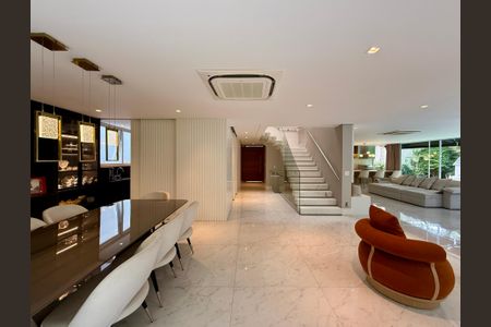 Casa de condomínio à venda com 600m², 3 quartos e 5 vagasSala 