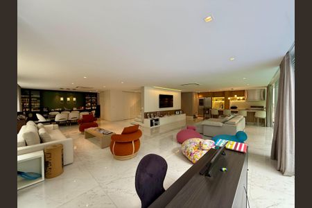 Sala  de casa de condomínio à venda com 3 quartos, 600m² em Granja Julieta, São Paulo